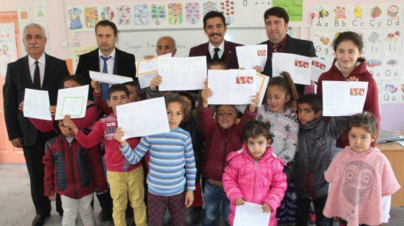 Kaymakam Sedat SEZİK, Köy Okulunda Karne Dağıttı
