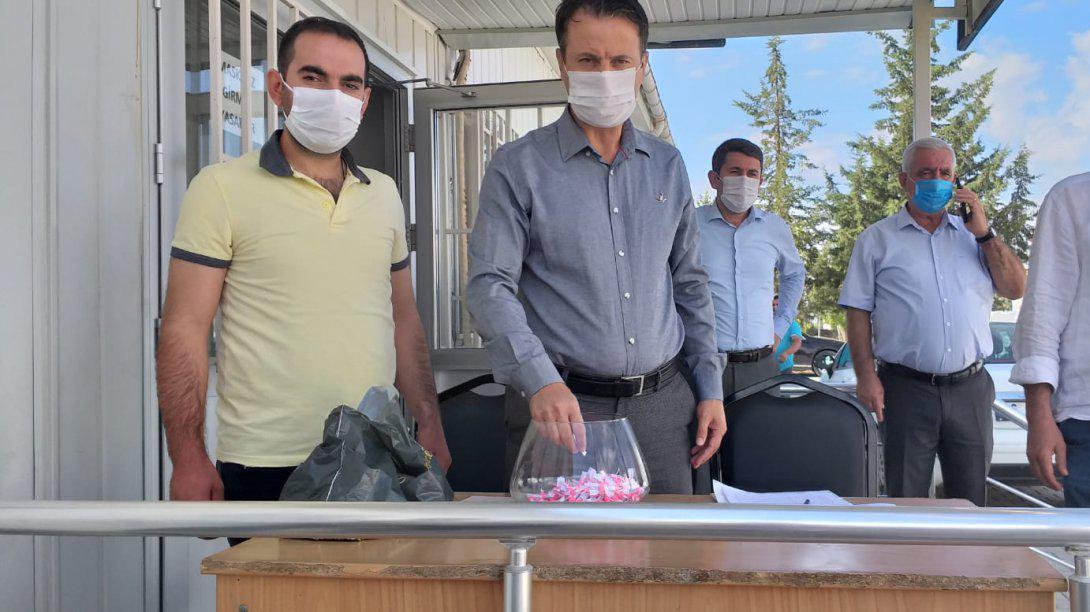 Samsat İlçe Milli Eğitim Müdürlüğü bünyesinde TYP Kapsamında  7 temizlik  işçi alımı için kura çekimi yapıldı.