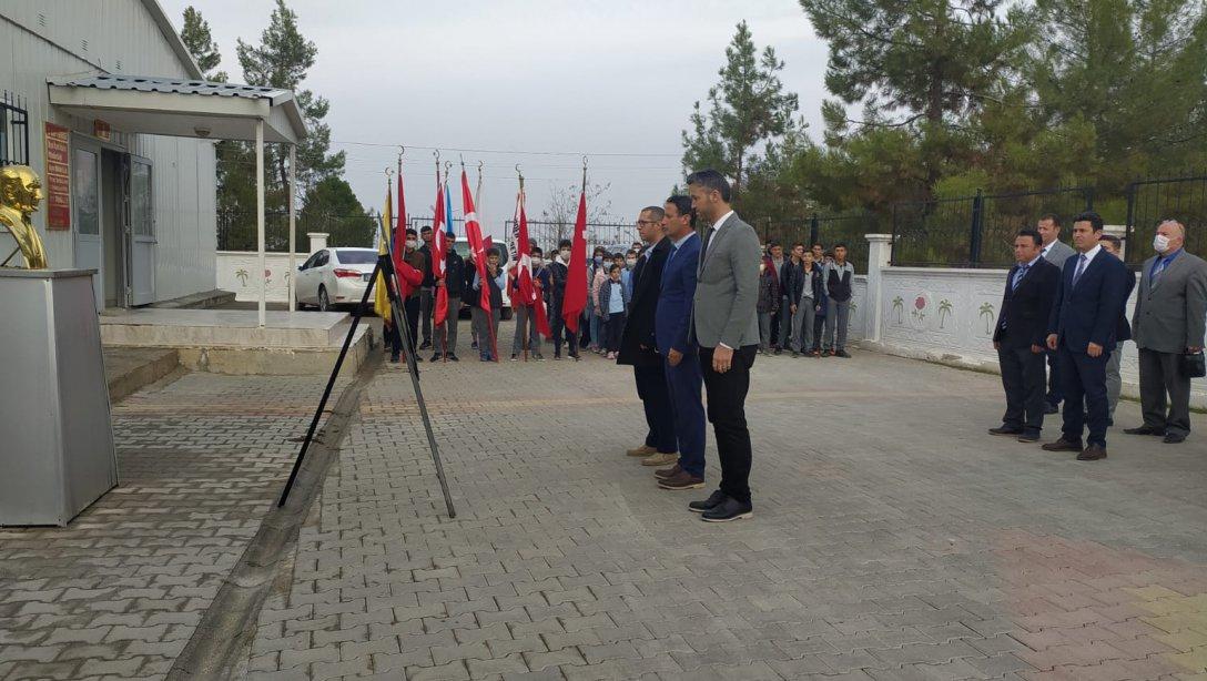  Öğretmenler Günü Nedeniyle Atatürk anıtına çelenk sunuldu