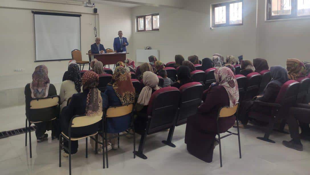 Şehit Fırat Demir Ortaokulu ve Merkez İlkokulunda yapılan veli toplantılarına ilçemiz şube Müdürleri de katıldı.