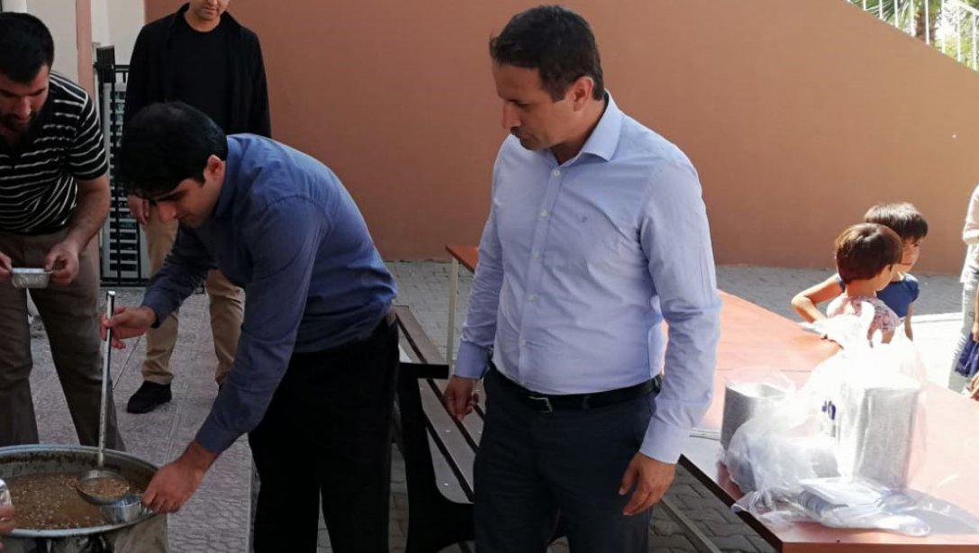 Kaymakamımız Sayın Halid YILDIZ ve İlçe Milli Eğitim Müdürümüz Abdullah AKIN kazanın başına geçerek öğrencilere aşure ikram etti.